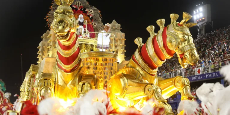 Enredos das escolas de samba contam a história não oficial