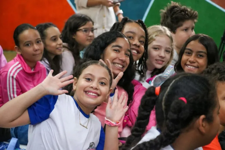 Rede municipal inicia ano letivo com 115 mil alunos e mais de 1,4 mil lousas digitais nas unidades escolares