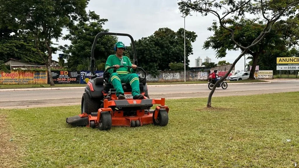 Prefeitura inicia força-tarefa de roçagem e poda para conter mato alto em Goiânia