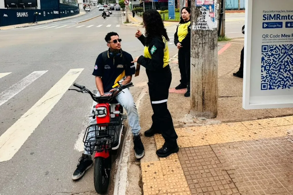 Prefeitura de Goiânia realiza blitzes educativas voltadas à conscientização de condutores de ciclomotores