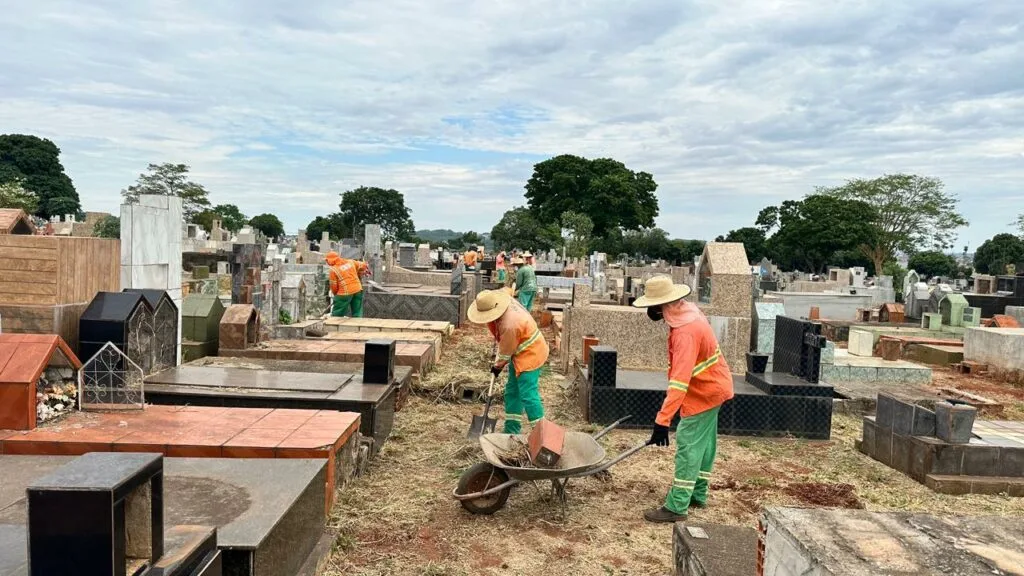 Comurg intensifica operação de zeladoria nos cemitérios de Goiânia