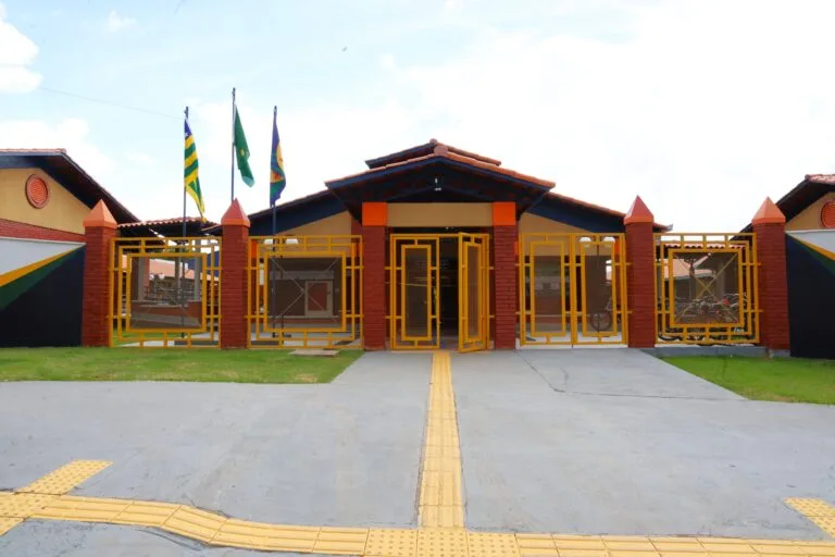 colégio em novo gama