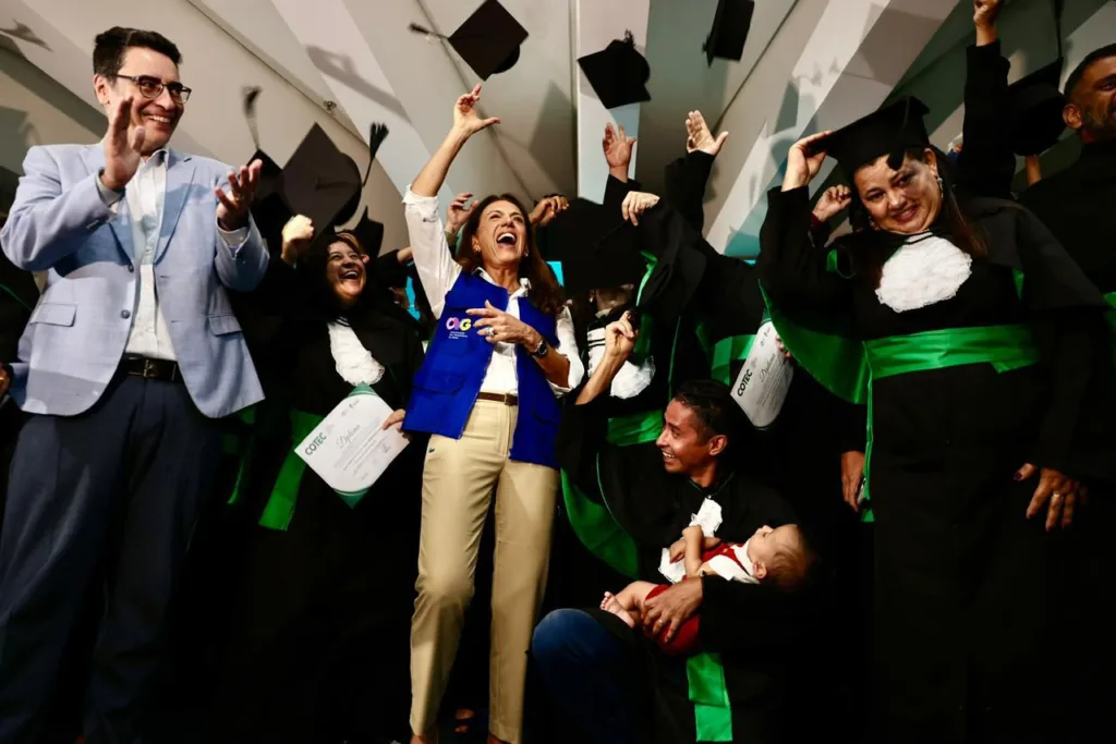 Coordenadora do Goiás Social, primeira-dama Gracinha Caiado, prestigia a formatura de novos guias de turismo