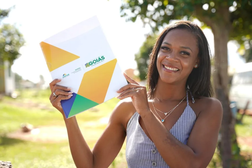 Mulher com escritura da casa