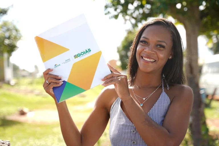 Mulher com escritura da casa