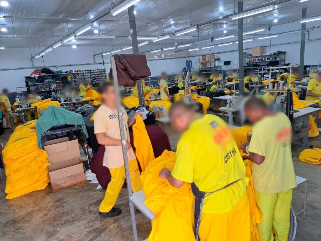 Mão de obra carcerária produz mais de 4 mil kits de uniformes
