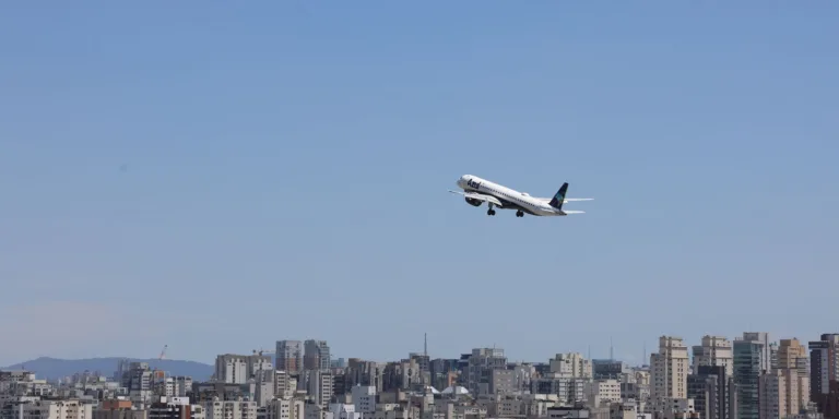 Preço médio das passagens aéreas cai 20% em novembro
