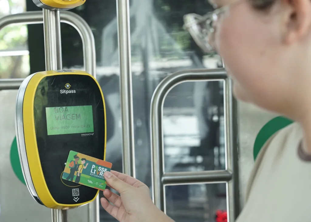 Estudante passando o cartão do Passe Livre Estudantil