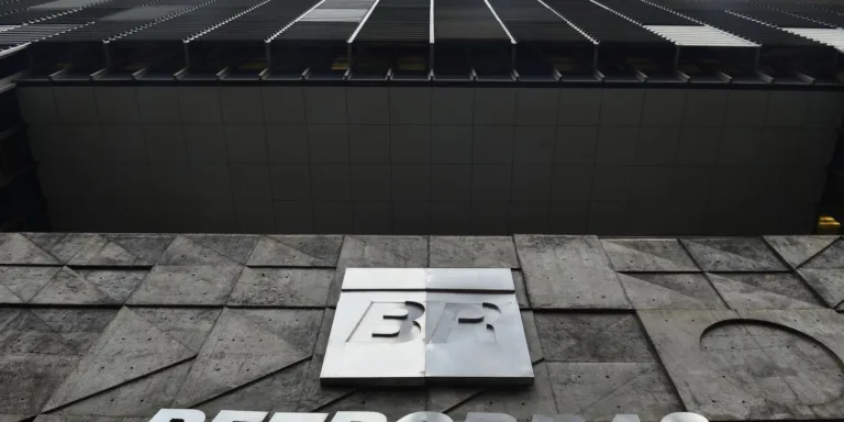 Petrobras reduz preço da gasolina em 5,2% a partir desta terça