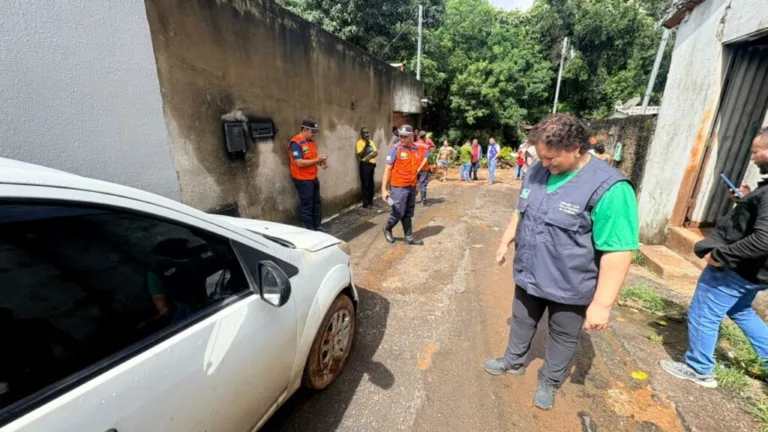Prefeitura presta assistência às famílias vítimas de desabamentos no Jardim Curitiba IV