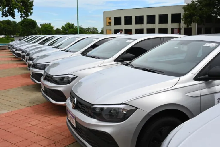 Prefeito Sandro Mabel entrega novos veículos para reforçar frota da Secretaria de Saúde