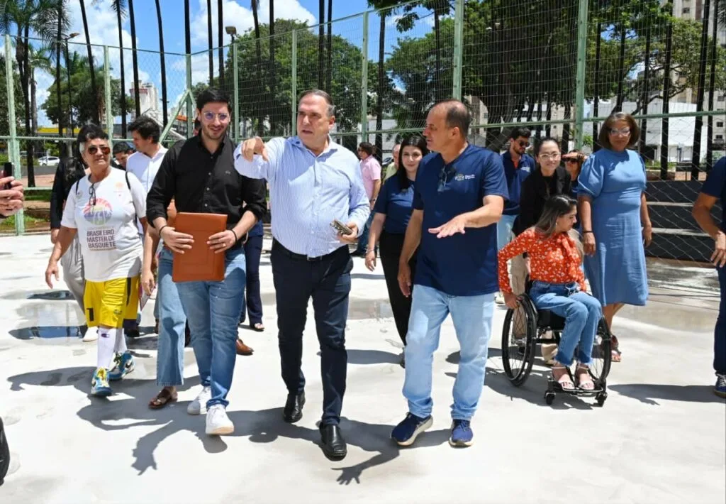 Mabel vistoria obras de revitalização na Praça do Avião