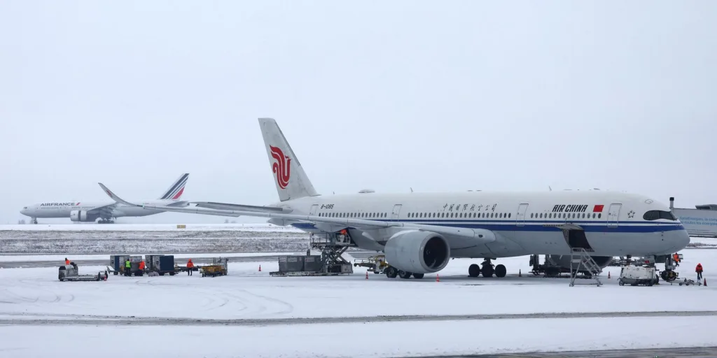 Tempestade Goretti: nevascas cancelam centenas de voos na Europa