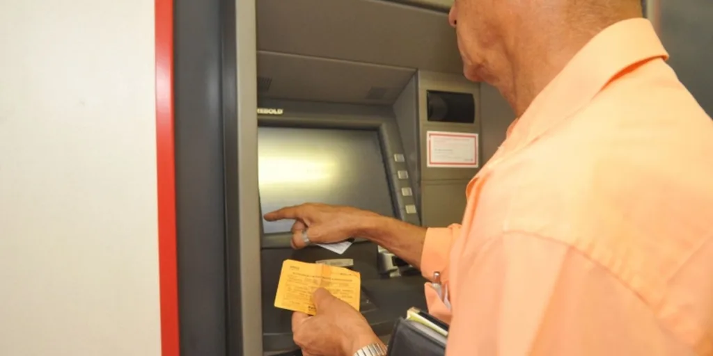 Agências bancárias reabrem nesta quarta-feira a partir do meio-dia