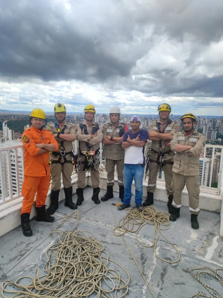 Bombeiros resgatam trabalhador a 130 metros de altura em Goiânia