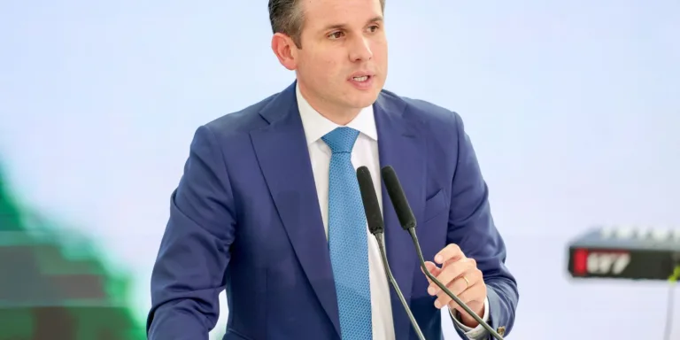 Fim da Escala 6x1 pode ser votado em maio, diz presidente da Câmara