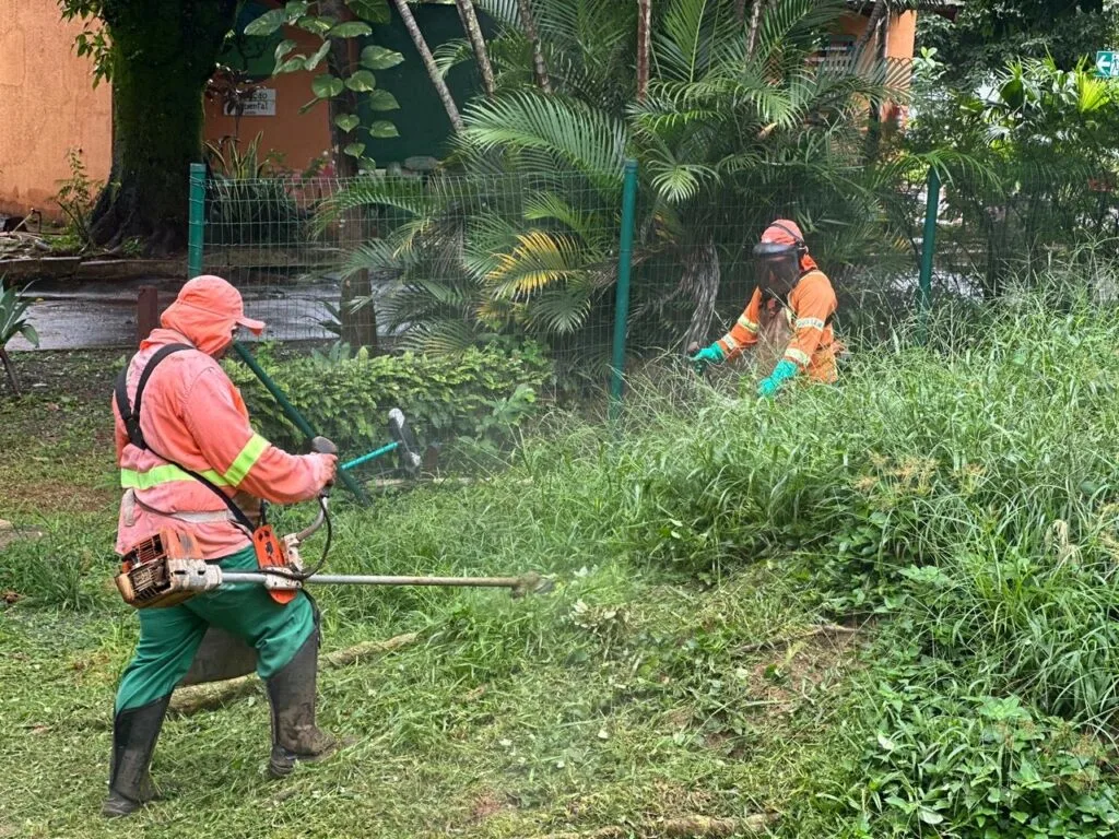 Comurg realiza poda de gramado em bairros das regiões Central, Leste, Norte e Sul