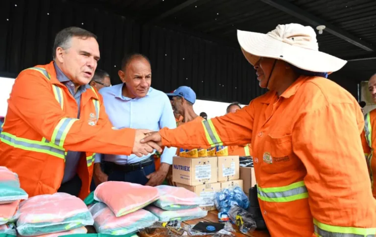 Mabel participa da entrega de uniformes e materiais à Comurg e diz que empresa vive novo momento
