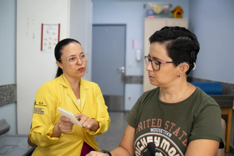 Com mais de 330 implantes cocleares, Crer consolida atendimento pelo SUS em Goiás - paciente sendo atendida por profissional do Crer