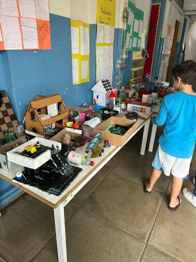 Escola vencedora do Ecoescolas reaproveita sucatas na produção de brinquedos, jogos educativos e artesanatos