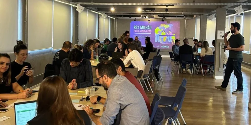 Sala da Rede Goiana de Laboratórios de Inovação