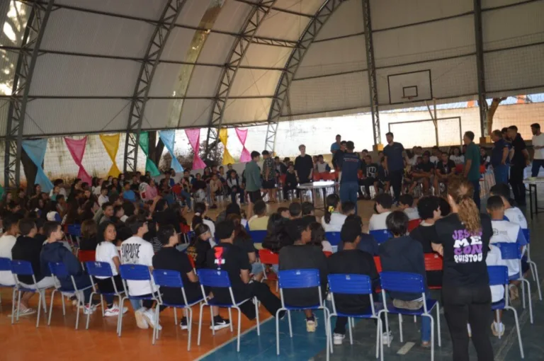 Semel e SME entregam futmesas para escolas municipais