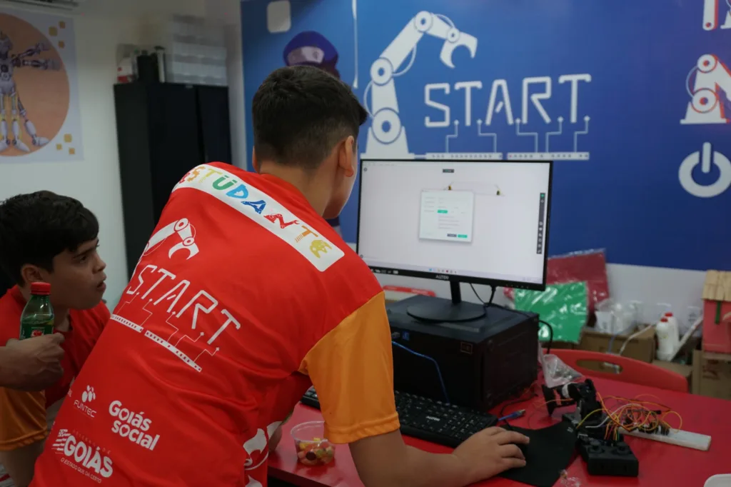 Curso gratuito de introdução à robótica abre mais de 900 em Goiás