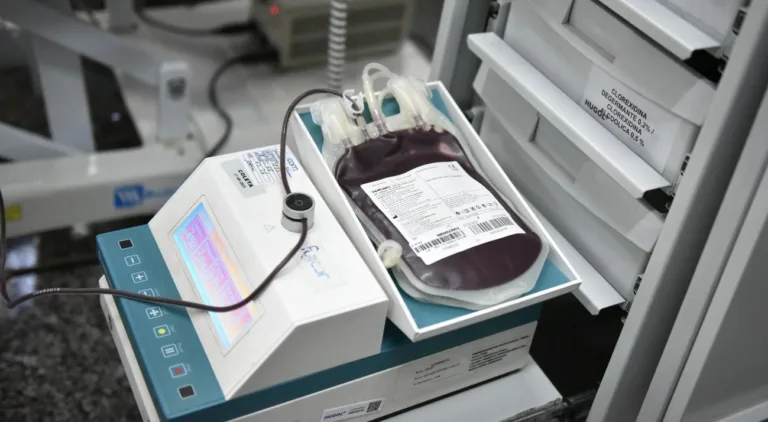Hugol convoca população a doar sangue - bolsa de sangue em máquina onde é feita doação