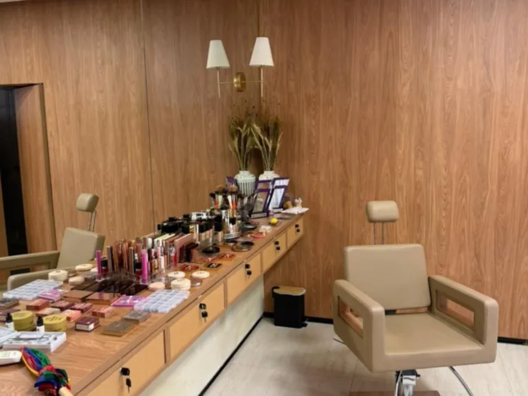 Maquiador de famosos é alvo de operação por desvio de R$ 300 mil de salão em Goiânia