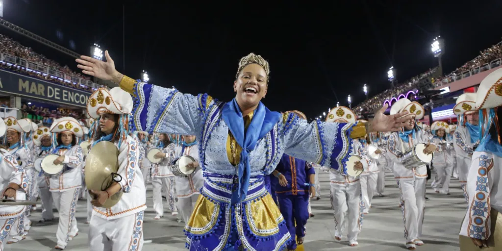 Laísa Lima é a primeira mulher mestra de bateria a passar na Sapucaí