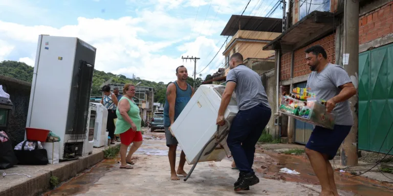 Saúde envia equipes do SUS para áreas atingidas pela chuva em Minas