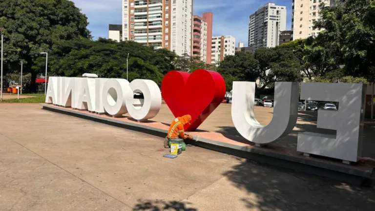 Comurg intensifica manutenção de praças em cartões-postais de Goiânia