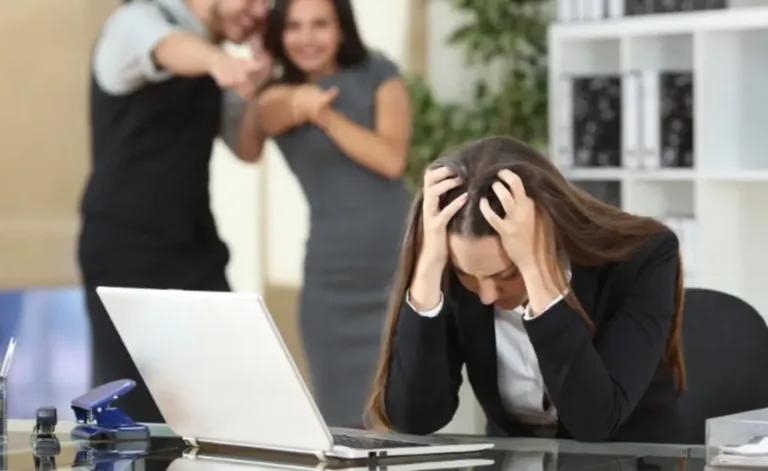 Etarismo e Atraso no FGTS Levam Contabilidade de Goiânia a Indenizar Assistente na Justiça do Trabalho