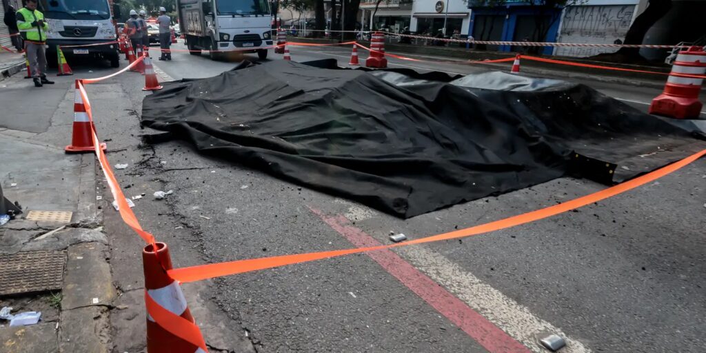 Explosão abre grande buraco na Rua da Consolação em São Paulo