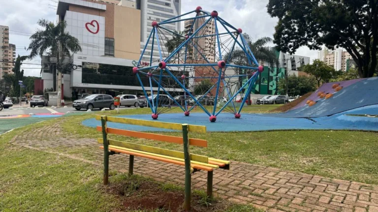 Comurg instala cerca de 300 bancos de madeira em espaços públicos de Goiânia