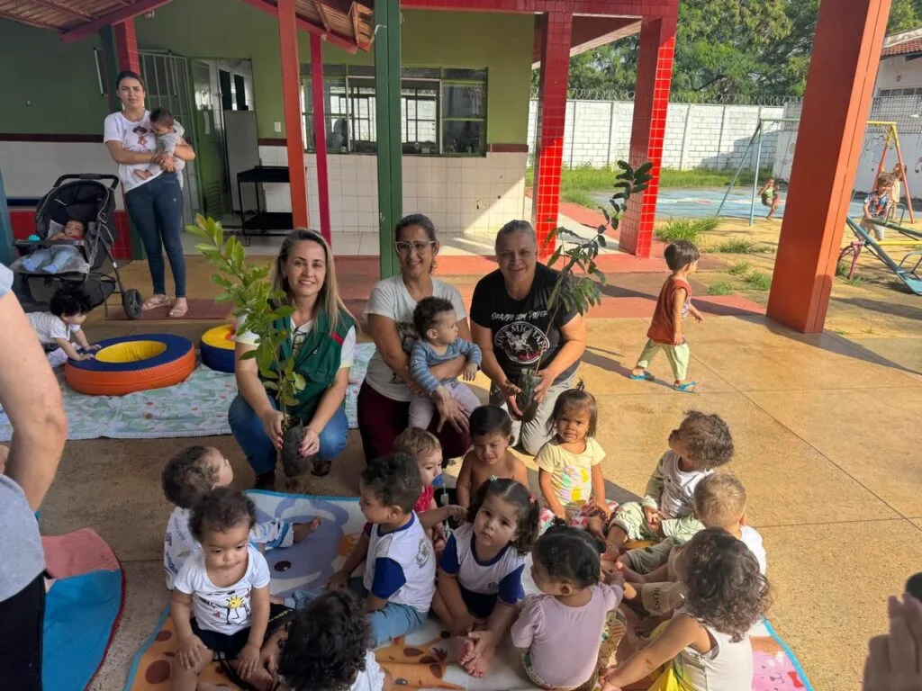 MotoGP Goiânia: prefeitura promove plantio de 1,5 mil muda nativas no Parque das Flores com participação de estudantes e motoclubes