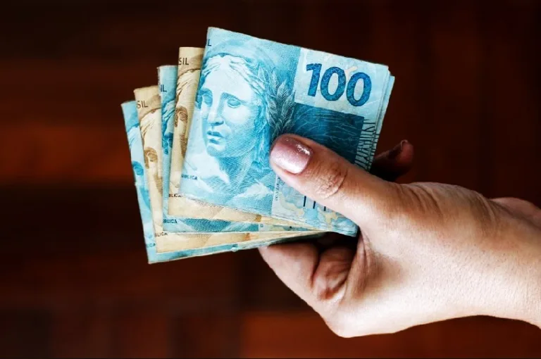 INSS antecipa 13º salário para abril e maio: R$ 78 bilhões injetados na economia