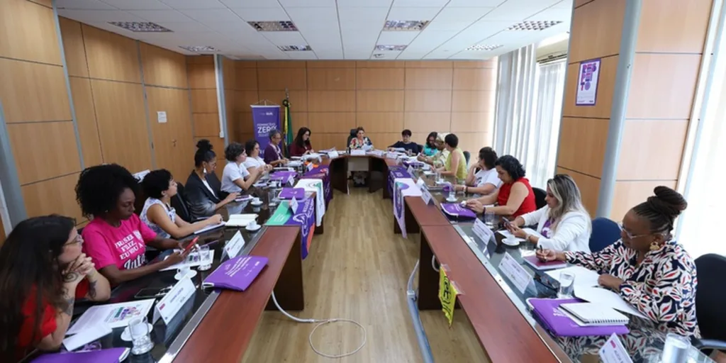 Movimento feminista protesta contra escala 6x1 e violência global