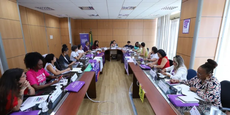 Movimento feminista protesta contra escala 6x1 e violência global