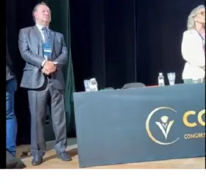 Advogados fazem minuto de silêncio em congresso no PR em repúdio à prisão de advogada em Goiás