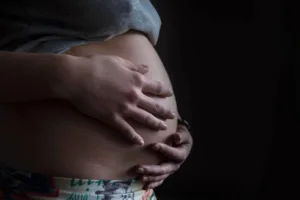 Brasileiros buscam barriga de aluguel no exterior por restrições no país