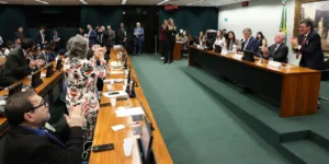 CCJ aprova admissibilidade de propostas que acabam com escala 6x1