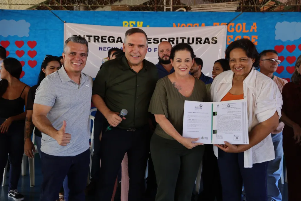 Mabel entrega escrituras a moradores dos bairros São Carlos e da Vitória