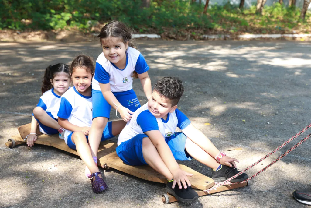 Crianças da Educação Infantil participam do Festival de Brinquedos e Brincadeiras Tradicionais no Circo Laheto