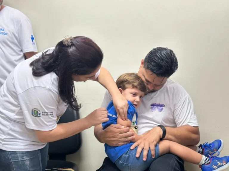 Centros de vacinação funcionam durante feriado para aplicação de doses contra influenza em Goiânia