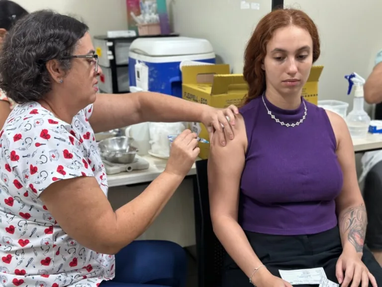 Mais de 550 mil pessoas já podem se vacinar contra gripe em Goiânia