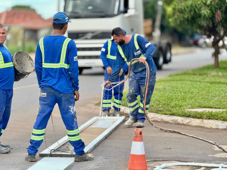 Prefeitura implanta nova sinalização viária em bairros que receberam recapeamento e revitalização