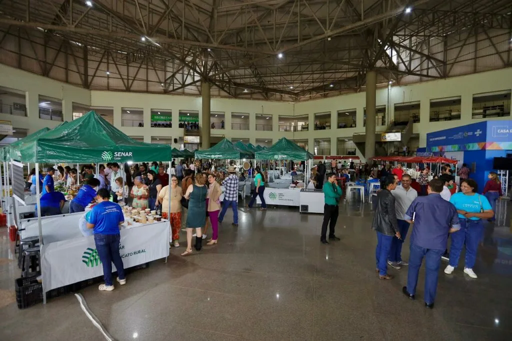 Paço Municipal recebe feira que aproxima produtores da agricultura familiar e consumidores