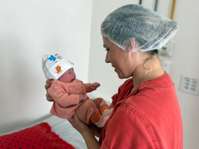 Profissional do HEF participa de momento especial com o recém-nascido durante ação especial