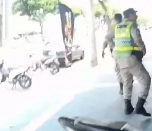 Jovem, que empurrava motocicleta até oficina quando sofreu agressões em abordagem policial, será indenizado em R$ 90 mil